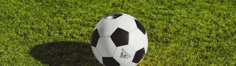 足球运动员在绿茵场上激烈拼抢的比赛场景